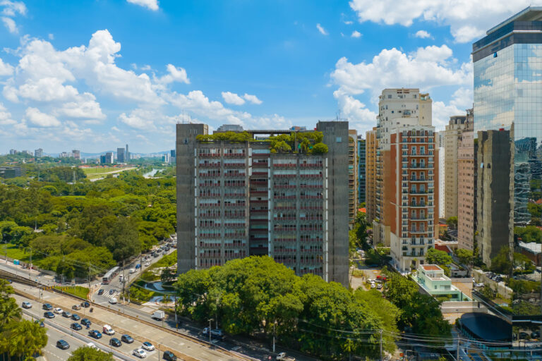 Leia mais sobre o artigo <a href="https://vejasp.abril.com.br/coluna/sao-paulo-nas-alturas/espacos-convidativos-sao-luiz-condominio-aberto/" target="_blank" rel="noopener noreferrer"> Veja SP | Edifício São Luiz </a>