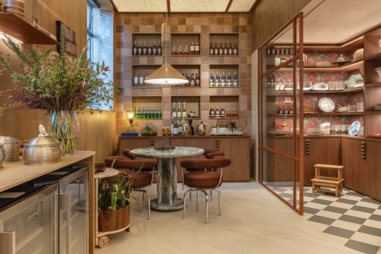 Leia mais sobre o artigo <a href="https://casacor.abril.com.br/pt-BR/noticias/ambientes/portinari-marina-linhares-casa-sensorial-casacor-sp" target="_blank" rel="noopener noreferrer"> Abril | Casa Cor: Alquimia do Morar</a>